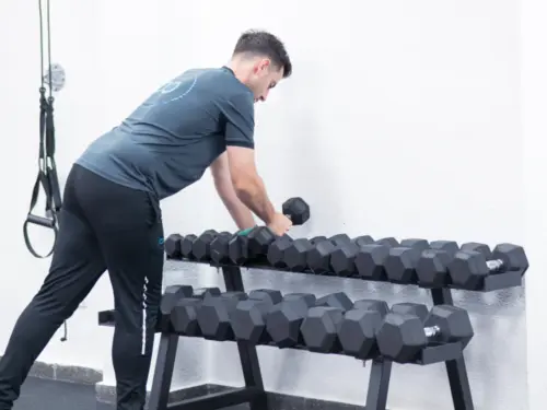 hombre cogiendo una mancuerna