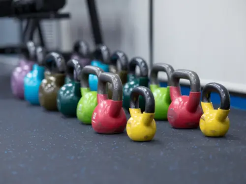 kettlebell de colores en el suelo