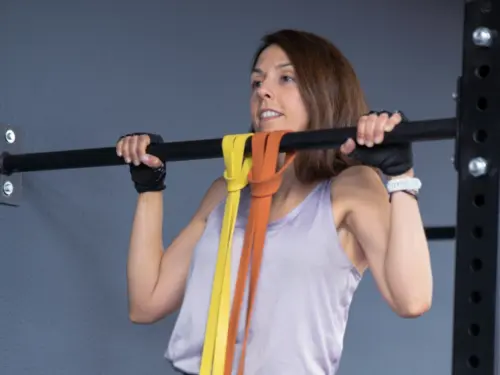 mujer haciendo ejercicio de barra