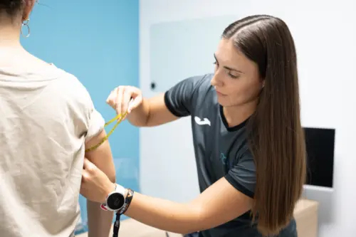 nutricionista midiendo el brazo de un paciente