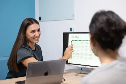 nutricionista senalando el ordenador