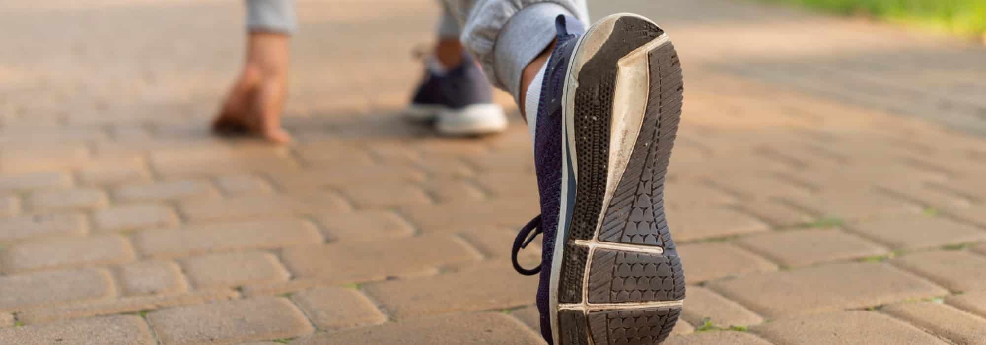 persona corriendo con zapatillas
