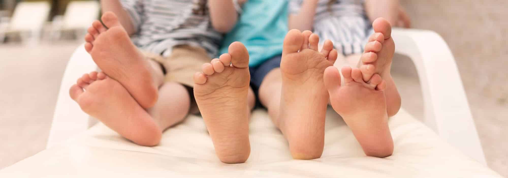 pies de varios ninos