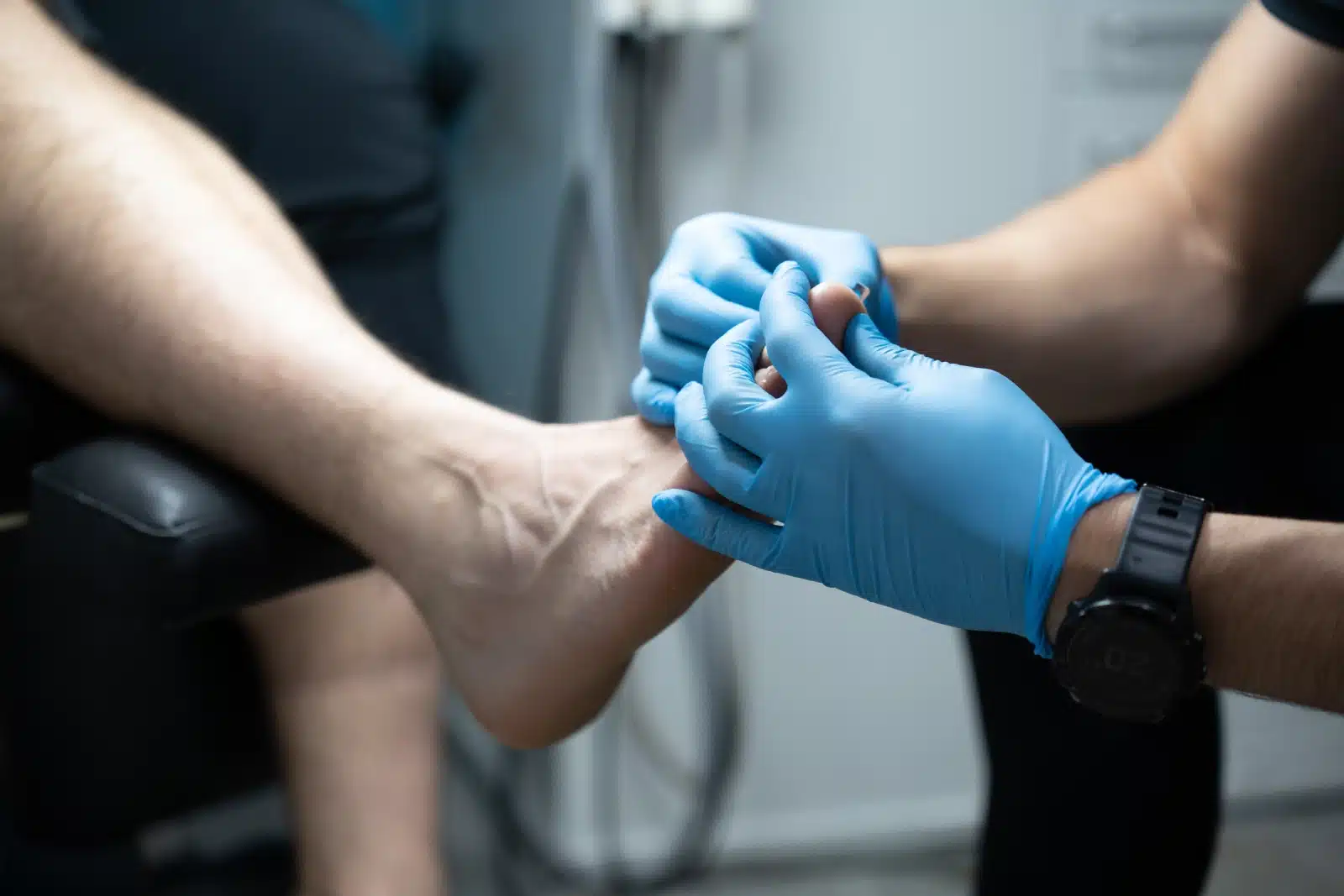 podologo tocando el pie de un paciente