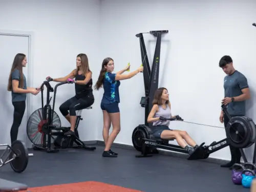 sala de gimnasio con gente